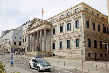 Madrid, İspanya - 4 Mayıs 2020: Covid-19 Madrid sokaklarını sadece askeri ve güvenlik güçlerinin gözetimiyle boş bırakır. Vatandaşlar günü süpermarketlerin kapısında uzun kuyruklarda bekleyerek geçirirler.