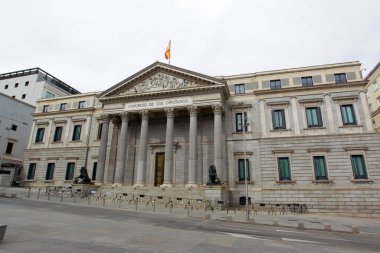 Madrid, İspanya... 4 Mayıs 2020 'de Covid-19 Madrid sokaklarını sadece ordu ve güvenlik güçleri tarafından izlenerek boş bırakır. Vatandaşlar günü süpermarketlerin kapısında uzun kuyruklarda bekleyerek geçirirler.