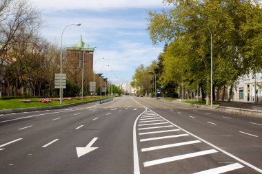 Madrid, İspanya... 4 Mayıs 2020 'de Covid-19 Madrid sokaklarını sadece ordu ve güvenlik güçleri tarafından izlenerek boş bırakır. Vatandaşlar günü süpermarketlerin kapısında uzun kuyruklarda bekleyerek geçirirler.
