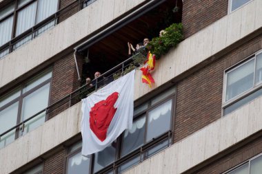 Madrid, İspanya - 4 Mayıs 2020: Madrilenliler bütün desteklerini ve güçlerini doktorlara, hemşirelere, sağlık çalışanlarına, polislere ve ordu organlarına gösteriyorlar..