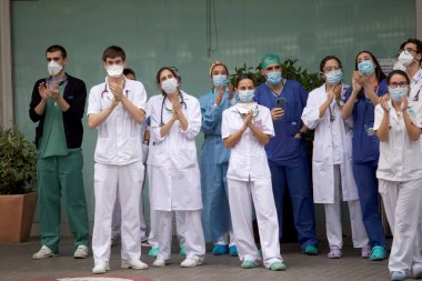 Madrid, İspanya - 4 Mayıs 2020: Madrid hastanelerinin tıbbi grupları Coronavirus 'a karşı verilen günlük savaş için vatandaşların ve devlet güvenlik güçlerinin desteğini almak için her gün sokaklara dökülüyor.