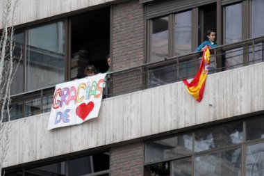 Madrid, İspanya - 4 Mayıs 2020: Madrilenliler bütün desteklerini ve güçlerini doktorlara, hemşirelere, sağlık çalışanlarına, polislere ve ordu organlarına gösteriyorlar..