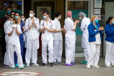 Madrid, İspanya - 4 Mayıs 2020: Madrid hastanelerinin tıbbi grupları Coronavirus 'a karşı verilen günlük savaş için vatandaşların ve devlet güvenlik güçlerinin desteğini almak için her gün sokaklara dökülüyor.