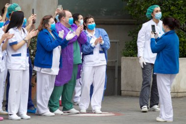 Madrid, İspanya - 4 Mayıs 2020: Madrid hastanelerinin tıbbi grupları Coronavirus 'a karşı verilen günlük savaş için vatandaşların ve devlet güvenlik güçlerinin desteğini almak için her gün sokaklara dökülüyor.