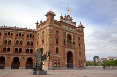 Madrid, İspanya... 4 Mayıs 2020 'de Covid-19 Madrid sokaklarını sadece ordu ve güvenlik güçleri tarafından izlenerek boş bırakır. Vatandaşlar günü süpermarketlerin kapısında uzun kuyruklarda bekleyerek geçirirler.