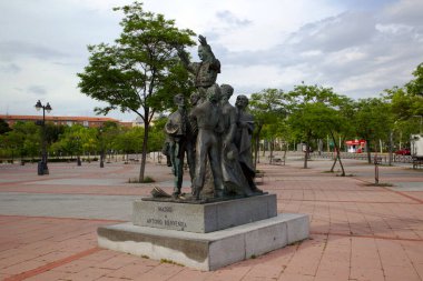 Madrid, İspanya... 4 Mayıs 2020 'de Covid-19 Madrid sokaklarını sadece ordu ve güvenlik güçleri tarafından izlenerek boş bırakır. Vatandaşlar günü süpermarketlerin kapısında uzun kuyruklarda bekleyerek geçirirler.