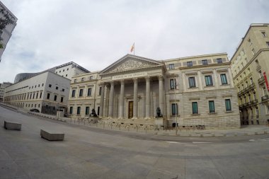 Madrid, İspanya... 4 Mayıs 2020 'de Covid-19 Madrid sokaklarını sadece ordu ve güvenlik güçleri tarafından izlenerek boş bırakır. Vatandaşlar günü süpermarketlerin kapısında uzun kuyruklarda bekleyerek geçirirler.