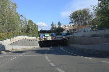 Madrid, İspanya... 4 Mayıs 2020 'de Covid-19 Madrid sokaklarını sadece ordu ve güvenlik güçleri tarafından izlenerek boş bırakır. Vatandaşlar günü süpermarketlerin kapısında uzun kuyruklarda bekleyerek geçirirler.