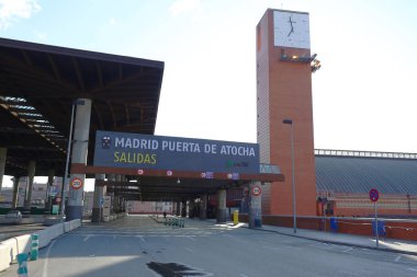 Madrid, İspanya... 4 Mayıs 2020 'de Covid-19 Madrid sokaklarını sadece ordu ve güvenlik güçleri tarafından izlenerek boş bırakır. Vatandaşlar günü süpermarketlerin kapısında uzun kuyruklarda bekleyerek geçirirler.