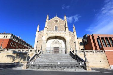 Madrid, İspanya... 4 Mayıs 2020 'de Covid-19 Madrid sokaklarını sadece ordu ve güvenlik güçleri tarafından izlenerek boş bırakır. Vatandaşlar günü süpermarketlerin kapısında uzun kuyruklarda bekleyerek geçirirler.