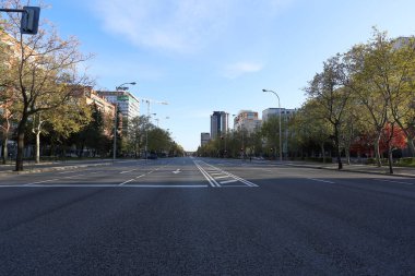 Madrid, İspanya... 4 Mayıs 2020 'de Covid-19 Madrid sokaklarını sadece ordu ve güvenlik güçleri tarafından izlenerek boş bırakır. Vatandaşlar günü süpermarketlerin kapısında uzun kuyruklarda bekleyerek geçirirler.