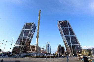 Madrid, İspanya... 4 Mayıs 2020 'de Covid-19 Madrid sokaklarını sadece ordu ve güvenlik güçleri tarafından izlenerek boş bırakır. Vatandaşlar günü süpermarketlerin kapısında uzun kuyruklarda bekleyerek geçirirler.