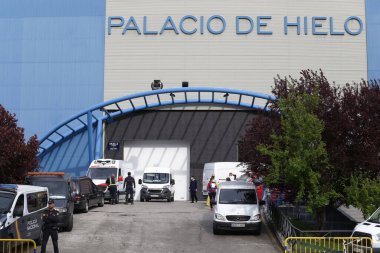 Madrid, İspanya 4 Mayıs 2020 'de Madrid' in buz sarayı, Coronavirus kurbanlarının binlerce tabutu için nihai bir cenaze evi haline geldi. Cenaze arabaları gün boyunca doktorlar ve kanunlar tarafından izleniyor. 