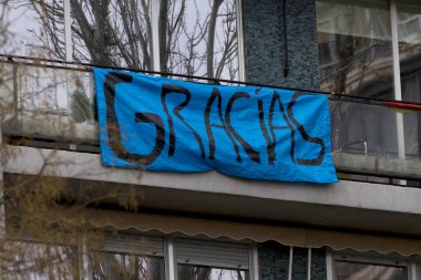 Madrid, İspanya - 4 Mayıs 2020: Madrilenliler bütün desteklerini ve güçlerini doktorlara, hemşirelere, sağlık çalışanlarına, polislere ve ordu organlarına gösteriyorlar..