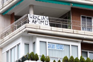 Madrid, İspanya - 4 Mayıs 2020: Madrilenliler bütün desteklerini ve güçlerini doktorlara, hemşirelere, sağlık çalışanlarına, polislere ve ordu organlarına gösteriyorlar..