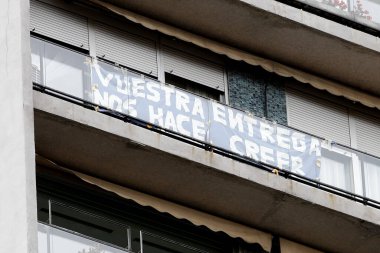 Madrid, İspanya - 4 Mayıs 2020: Madrilenliler bütün desteklerini ve güçlerini doktorlara, hemşirelere, sağlık çalışanlarına, polislere ve ordu organlarına gösteriyorlar..