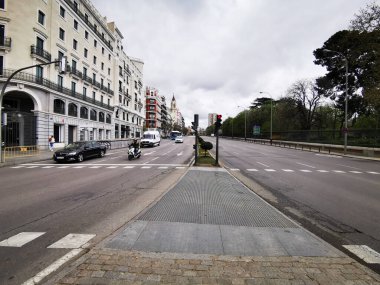 Madrid, İspanya - 4 Mayıs 2020: Covid-19 Madrid sokaklarını sadece askeri ve güvenlik güçlerinin gözetimiyle boş bırakır. Vatandaşlar günü süpermarketlerin kapısında uzun kuyruklarda bekleyerek geçirirler.