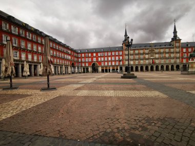 Madrid, İspanya - 4 Mayıs 2020: Covid-19 Madrid sokaklarını sadece askeri ve güvenlik güçlerinin gözetimiyle boş bırakır. Vatandaşlar günü süpermarketlerin kapısında uzun kuyruklarda bekleyerek geçirirler.