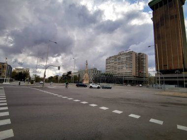 Madrid, İspanya - 4 Mayıs 2020: Covid-19 Madrid sokaklarını sadece askeri ve güvenlik güçlerinin gözetimiyle boş bırakır. Vatandaşlar günü süpermarketlerin kapısında uzun kuyruklarda bekleyerek geçirirler.