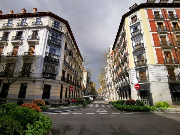 Madri Espanha Maio 2020 Covid Deixa Ruas Madri Vazias Apenas — Fotografia de Stock