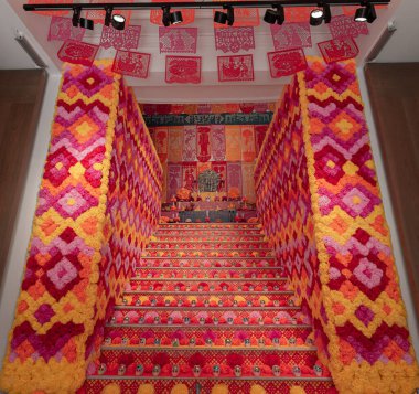 Madrid, İspanya - 9 Ekim 2020: Madrid 'deki Meksika Büyükelçiliği, tesislerini çiçekler, kolyeler, kafatasları ve renkler ile süslüyor.