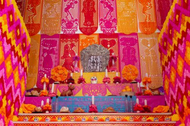 Madrid, İspanya... 9 Ekim 2020 'de Madrid' deki Meksika Büyükelçiliği tesislerini çiçeklerle, kolyelerle, kafataslarıyla ve renklerle süslüyor. 