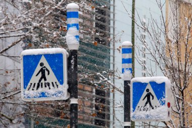 Madrid, İspanya - 15 Ocak 2015: Madrid şehrinin trafik işaretleri kış boyunca karla kaplıydı