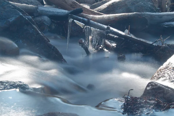 ⬇ Скачать Картинки Frozen Torrent, Стоковые Фото Frozen Torrent В.