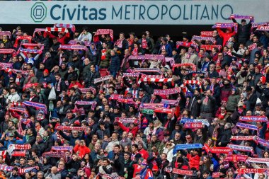 Madrid, İspanya - 13 Nisan 2024: Metropolitan 'da Atletico de Madrid ile Girona FC arasında oynanan lig maçı. Atletik oyuncular. Bir golü kutluyoruz profesyonel futbolcular..