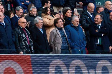 Madrid, İspanya - 3 Mart 2024: Atletico de Madrid ile Real Betis arasındaki lig maçı. Madrid belediye başkanı Atletico de Madrid maçına katılıyor. Jose Luis Martinez Almeida futbolda.