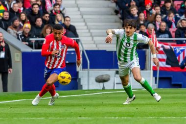 Madrid, İspanya - 3 Mart 2024: Atletico de Madrid ile Real Betis arasındaki lig maçı. Top gerçek Betis oyuncularında. Profesyonel futbol.