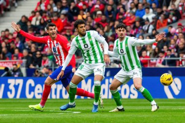 Madrid, İspanya - 3 Mart 2024: Atletico de Madrid ile Real Betis arasındaki lig maçı. Top gerçek Betis oyuncularında. Profesyonel futbol.