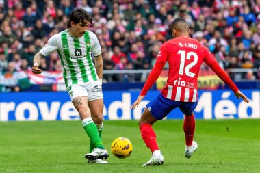Madrid, İspanya - 3 Mart 2024: Atletico de Madrid ile Real Betis arasındaki lig maçı. Top gerçek Betis oyuncularında. Profesyonel futbol.