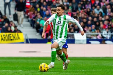 Madrid, İspanya - 3 Mart 2024: Atletico de Madrid ile Real Betis arasındaki lig maçı. Top gerçek Betis oyuncularında. Profesyonel futbol.