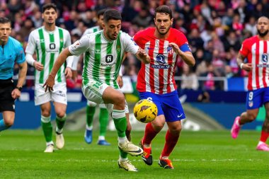 Madrid, İspanya - 3 Mart 2024: Atletico de Madrid ile Real Betis arasındaki lig maçı. Top gerçek Betis oyuncularında. Profesyonel futbol.