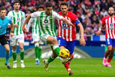Madrid, İspanya - 3 Mart 2024: Atletico de Madrid ile Real Betis arasındaki lig maçı. Top gerçek Betis oyuncularında. Profesyonel futbol.