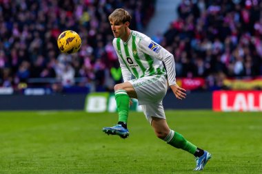 Madrid, İspanya - 3 Mart 2024: Atletico de Madrid ile Real Betis arasındaki lig maçı. Top gerçek Betis oyuncularında. Profesyonel futbol.