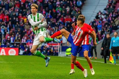 Madrid, İspanya - 3 Mart 2024: Atletico de Madrid ile Real Betis arasındaki lig maçı. Top gerçek Betis oyuncularında. Profesyonel futbol.