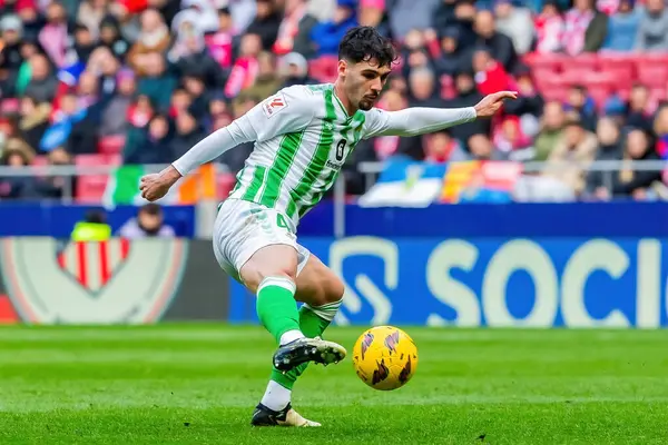 Madrid, İspanya - 3 Mart 2024: Atletico de Madrid ile Real Betis arasındaki lig maçı. Top gerçek Betis oyuncularında. Profesyonel futbol.