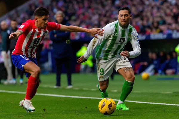 Madrid, İspanya - 3 Mart 2024: Atletico de Madrid ile Real Betis arasındaki lig maçı. Top gerçek Betis oyuncularında. Profesyonel futbol.