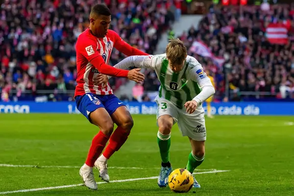 Madrid, İspanya - 3 Mart 2024: Atletico de Madrid ile Real Betis arasındaki lig maçı. Top gerçek Betis oyuncularında. Profesyonel futbol.