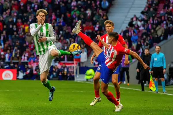Madrid, İspanya - 3 Mart 2024: Atletico de Madrid ile Real Betis arasındaki lig maçı. Top gerçek Betis oyuncularında. Profesyonel futbol.