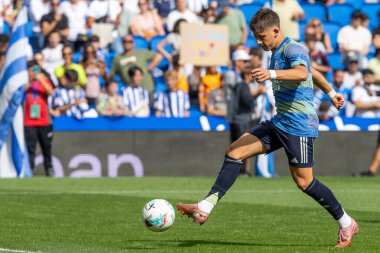 San Sebastian, İspanya - 13 Eylül 2025: La Liga Real Sociedad ve Real Madrid maçı San Sebastian 'da oynandı. Topu Madrid 'de oynayan gerçek oyuncular. La Liga 2024, 2025.