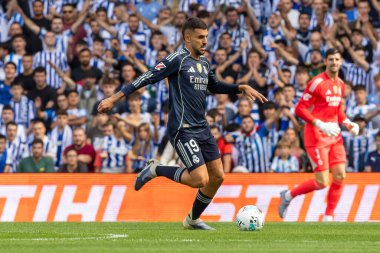 San Sebastian, İspanya - 13 Eylül 2025: La Liga Real Sociedad ve Real Madrid maçı San Sebastian 'da oynandı. Topu Madrid 'de oynayan gerçek oyuncular. La Liga 2024, 2025.