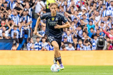 San Sebastian, İspanya - 13 Eylül 2025: La Liga Real Sociedad ve Real Madrid maçı San Sebastian 'da oynandı. Topu Madrid 'de oynayan gerçek oyuncular. La Liga 2024, 2025.