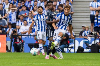 San Sebastian, İspanya - 13 Eylül 2025: La Liga Real Sociedad ve Real Madrid maçı San Sebastian 'da oynandı. Top oynayan gerçek Sociedad oyuncuları. La Liga 2024, 2025.