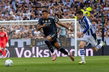 San Sebastian, İspanya - 13 Eylül 2025: La Liga Real Sociedad ve Real Madrid maçı San Sebastian 'da oynandı. Topu Madrid 'de oynayan gerçek oyuncular. La Liga 2024, 2025.