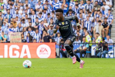 San Sebastian, İspanya - 13 Eylül 2025: La Liga Real Sociedad ve Real Madrid maçı San Sebastian 'da oynandı. Topu Madrid 'de oynayan gerçek oyuncular. La Liga 2024, 2025.