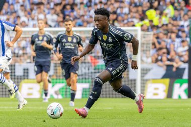 San Sebastian, İspanya - 13 Eylül 2025: La Liga Real Sociedad ve Real Madrid maçı San Sebastian 'da oynandı. Topu Madrid 'de oynayan gerçek oyuncular. La Liga 2024, 2025.