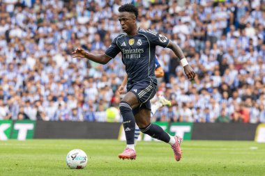 San Sebastian, İspanya - 13 Eylül 2025: La Liga Real Sociedad ve Real Madrid maçı San Sebastian 'da oynandı. Topu Madrid 'de oynayan gerçek oyuncular. La Liga 2024, 2025.